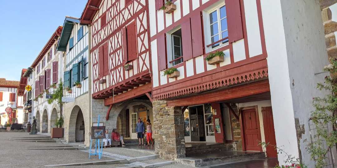 Rue principale de la bastide Clairence